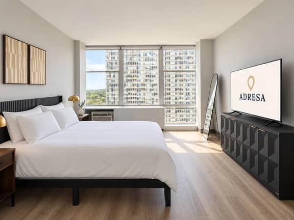 Modern 3 bedroom w/bright light - Image 3