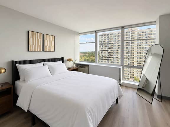 Modern 3 bedroom w/bright light - Image 4