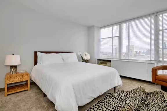 3BR Home with Free Parking | City View - Image 4
