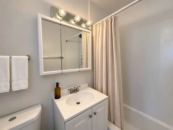Chic 1BR near McCormick Place | Rooftop & Gym - Image 3