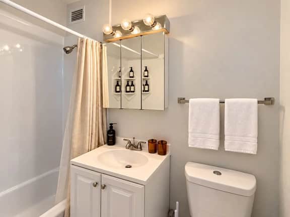 Chic 1BR near McCormick Place | Rooftop & Gym - Image 2