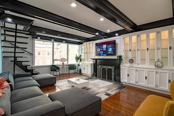 Modern 4BR Gold Coast | Duplex with Jacuzzi + Balcony - Image 1
