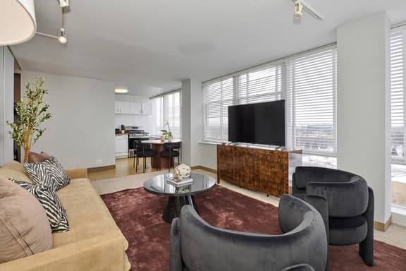 Spacious 3BR Sleeps 8, 5 Min to McCormick *Gym + Rooftop