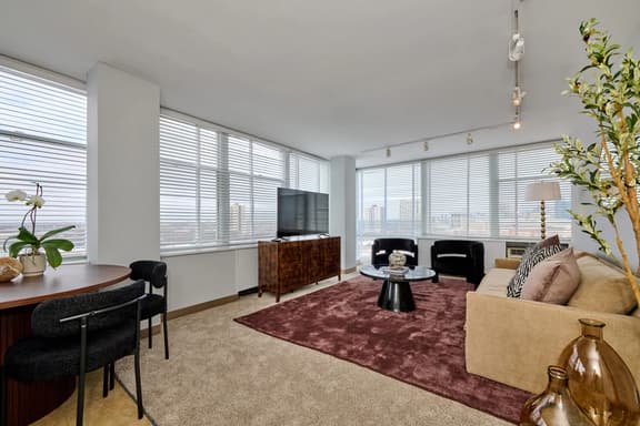 Spacious 3BR Sleeps 8 | 5 Min to McCormick | Gym + Rooftop - Image 1