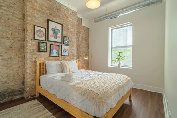 Spacious 3BR Smoke Ok | McCormick UIC Campus