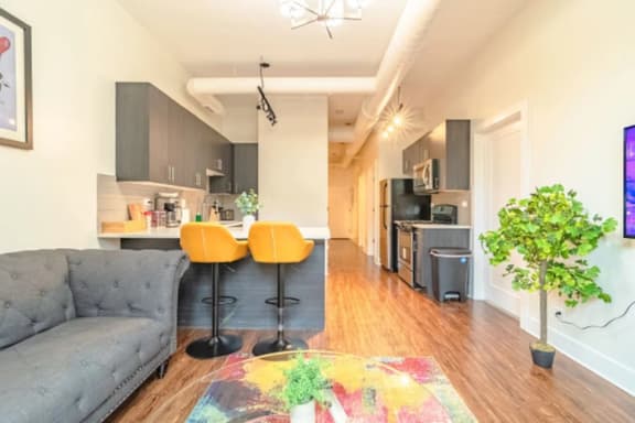 Stylish friendly 3BR Suite Near McCormick - Image 1