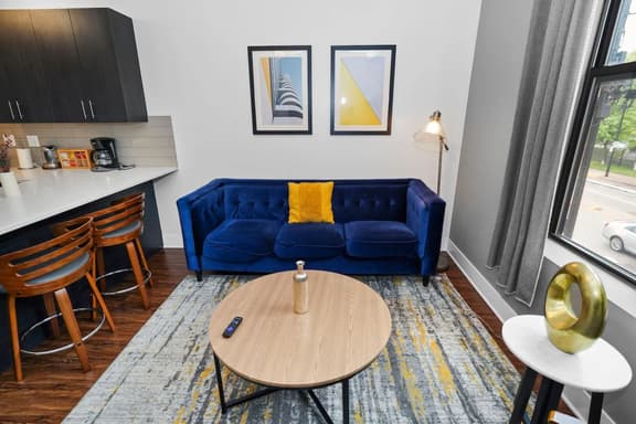 Cozy Chicago Smoke Ok 3BR Suite Near McCormick - Image 1