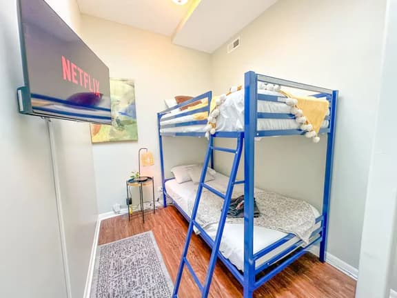 Spacious 2BR Family Chicago Oasis in Irving Park