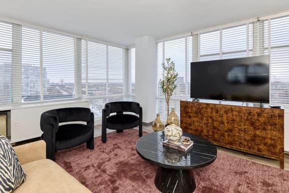 Comfortable 3BR Near McCormick & City Views - Image 1